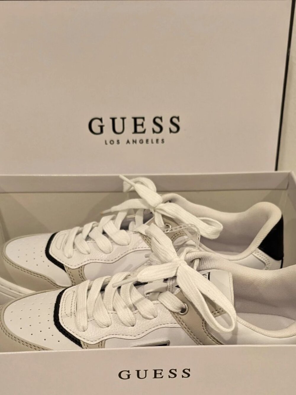 GUESS Wome Laidie Low Top Sneakers White Grey Black Triangle Logo Size 9M NIB